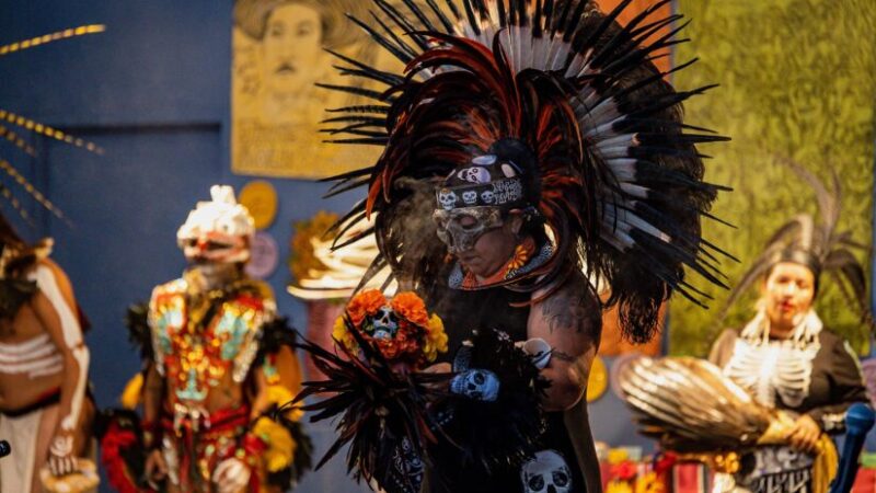 Xipe Totec performs a traditional Aztec dance during the Día de los Muertos event at Plaza de la Raza. The new Salud Pa Ti Youth Theater Project at the center is a USC Good Neighbors Campaign grant recipient. (USC/Saúl García) (Photo/Sául García)