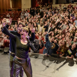 Jason Bateman and Alexandra Billings take a selfie in front of an audience of hundreds of USC students.